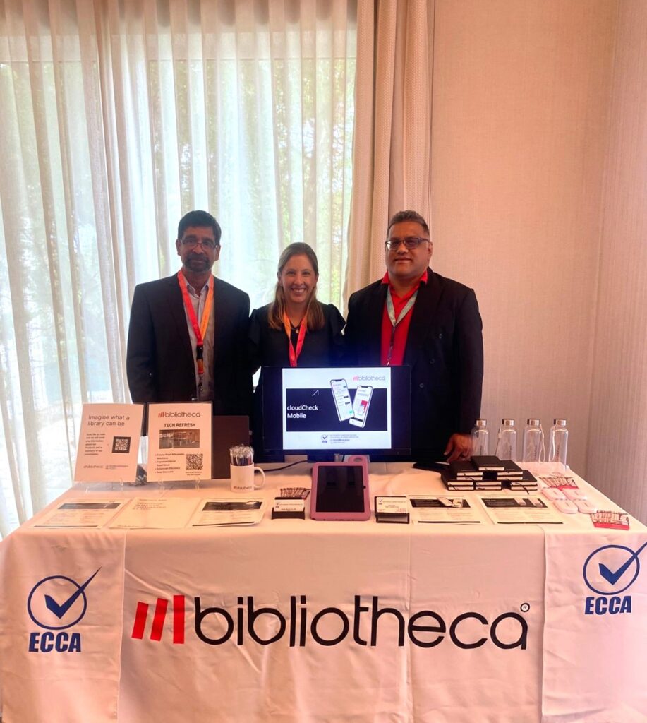 El equipo de Bibliotheca y ECCA en su stand en Acuril 2025