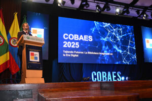 Conferencista durante la apertura del evento COBAES 2025 con el tema “Tejiendo Futuros: La Biblioteca Imaginada en la Era Digital”.