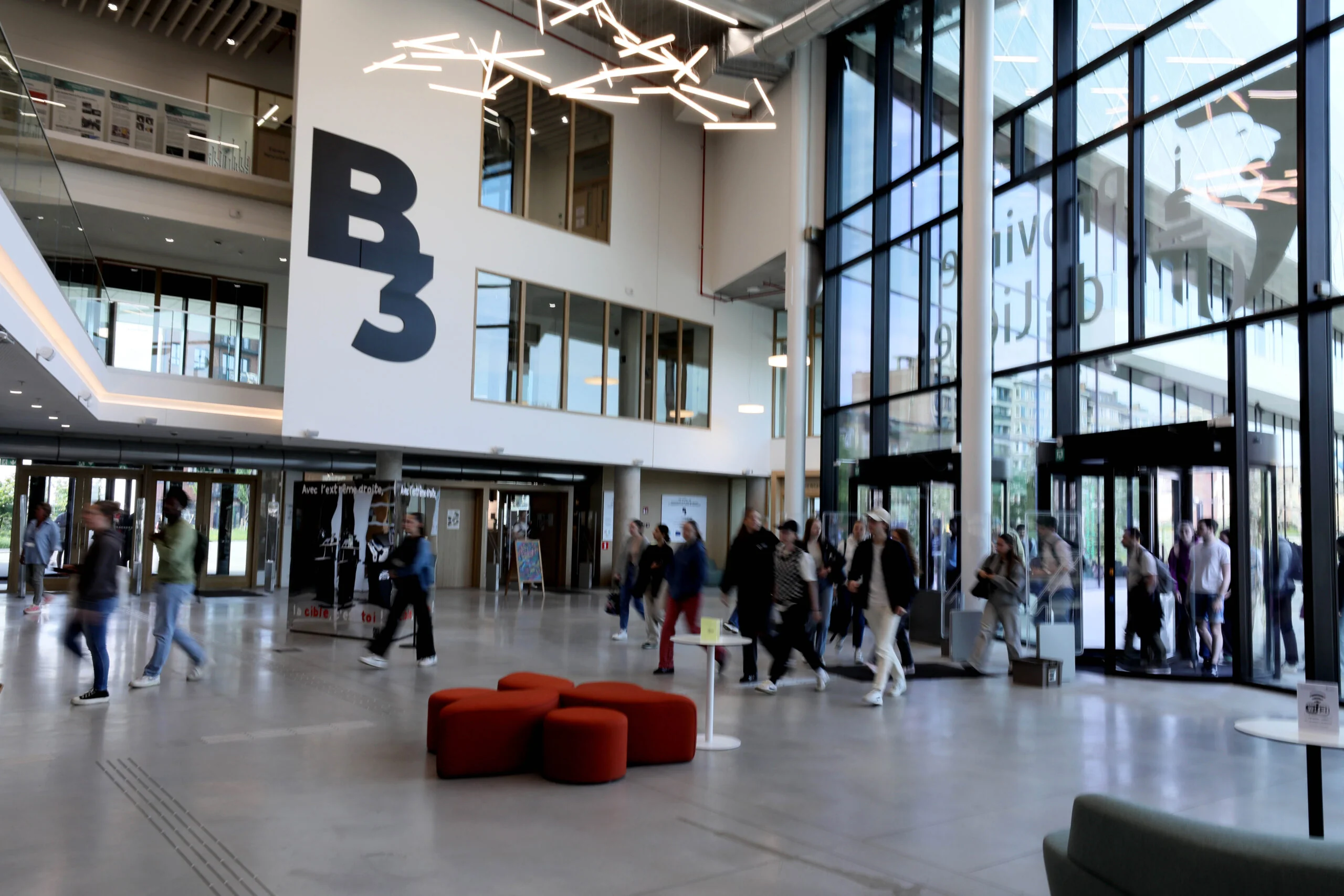 Entrée open+ du Centre B3 avec usagers dans le hall.